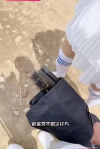 废弃桥下露营小姨子口含西瓜给姐夫鸡巴降火破旧篮球场内疯狂后入抬腿内射