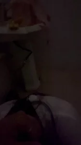 刚成年学妹和男朋友吵架出来和我面基，直接公厕强上