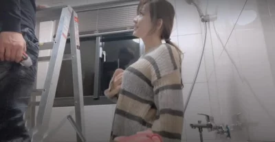 美少妇疯狂勾引水电工 师傅被我挑逗诱惑肉棒直插白虎小穴