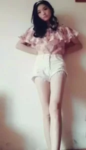 外表清纯床上母狗口到拉丝，一根肉棒快满足不了