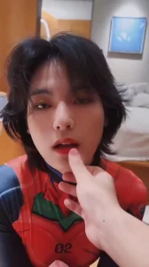 这眼神骚爆了！（简芥进Q群约炮）